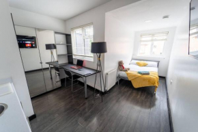 Stunning studio next to restaurants!